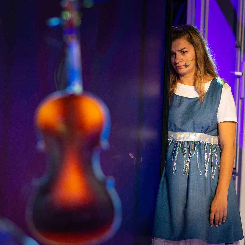 Alice Teatrul Tineretului Piatra Neamt